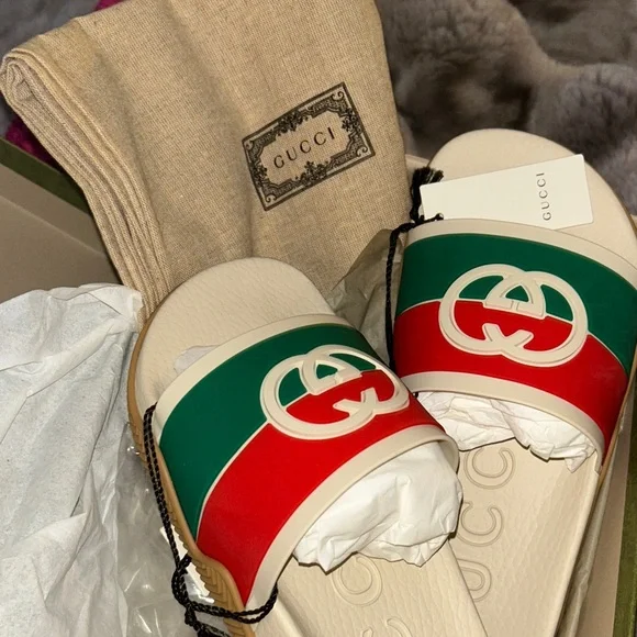 Gucci Cream Slides with Red and Green Bands GUCCI Green Red Beige Interlocking GG Logo Rubber Slides  main image 2